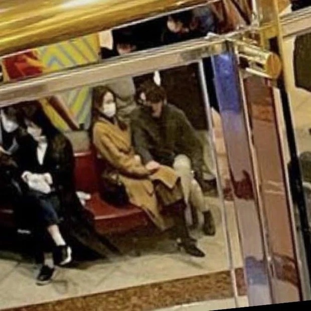 Trước ngày báo hỷ sự, Hyun Bin và Son Ye Jin rò rỉ ảnh hiếm chứng minh mối tình ngọt ngào đến 'sâu răng' - Ảnh 1 Trước ngày báo hỷ sự, Hyun Bin và Son Ye Jin rò rỉ ảnh hiếm chứng minh mối tình ngọt ngào đến 'sâu răng' - Ảnh 1