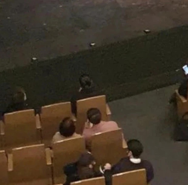 Hyun Bin và Son Ye Jin nắm chặt tay nhau không rời khi xuất hiện tại nơi công cộng. Ảnh: Internet Hyun Bin và Son Ye Jin nắm chặt tay nhau không rời khi xuất hiện tại nơi công cộng. Ảnh: Internet