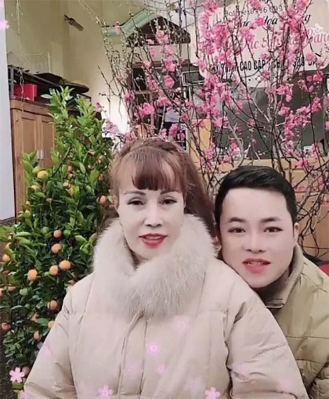 Cô dâu Cao Bằng 63 tuổi lộ diện với dung mạo bất ngờ sau bao lời chê bai nhan sắc xập xệ vì thẩm mỹ Cô dâu Cao Bằng 63 tuổi lộ diện với dung mạo bất ngờ sau bao lời chê bai nhan sắc xập xệ vì thẩm mỹ