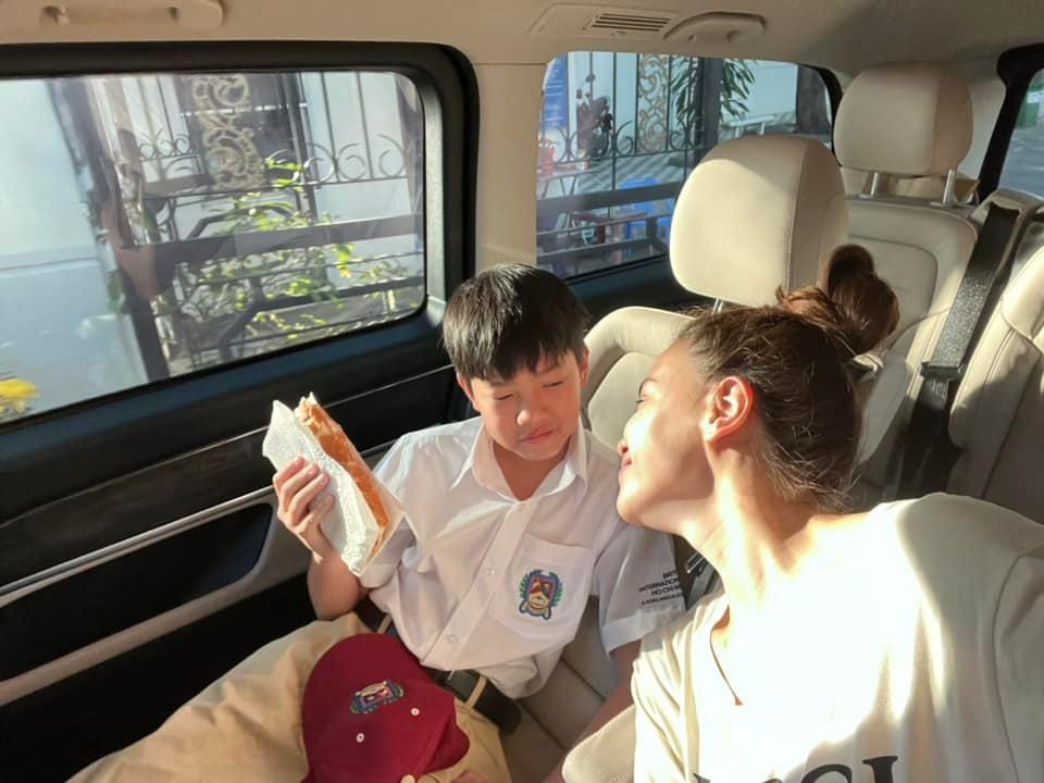 Subeo được mẹ Hồ Ngọc Hà đưa đến trường. Ảnh: FBNV