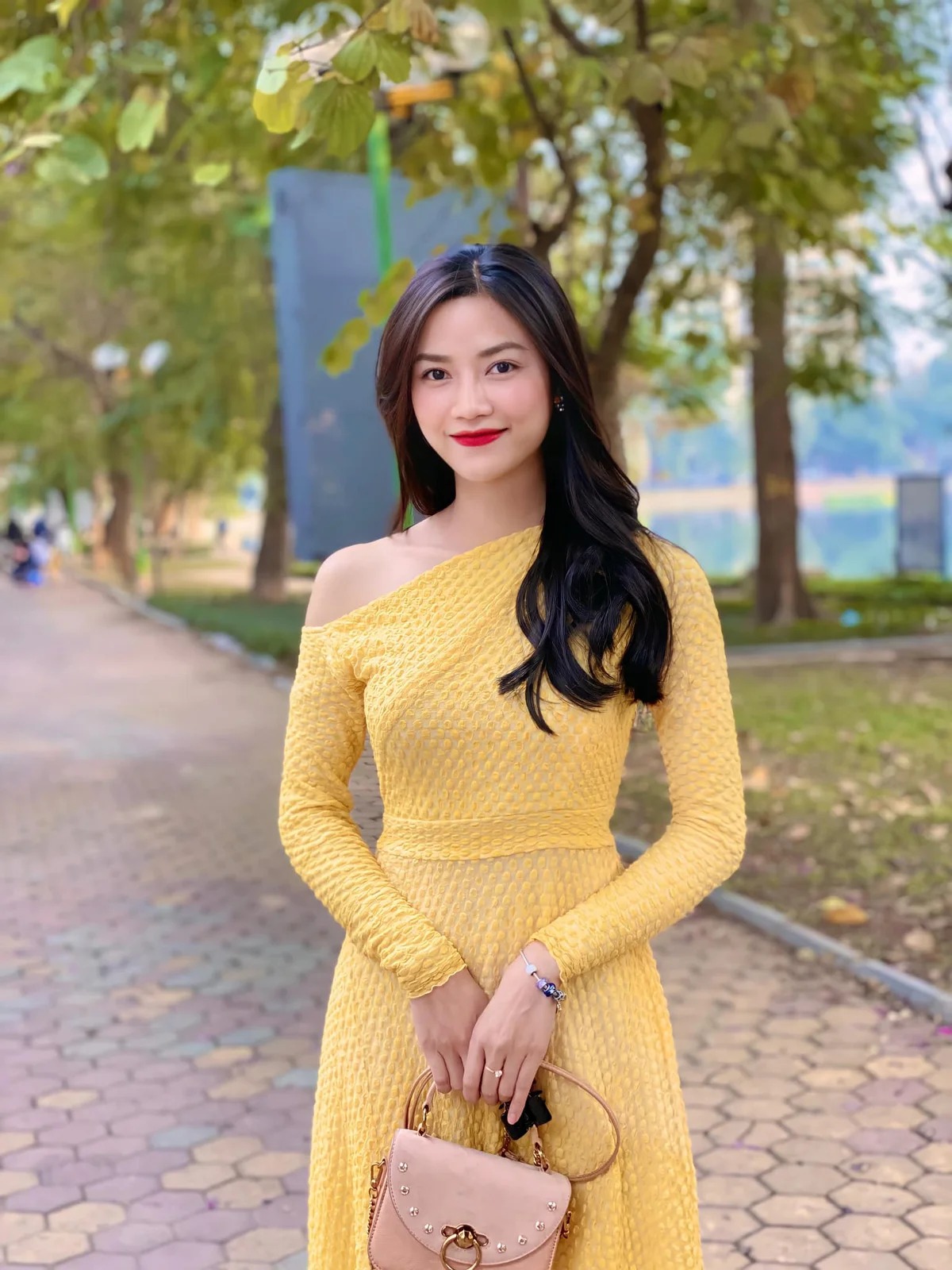 Ngỡ ngàng trước nhan sắc 'băng thanh ngọc khiết' của sao nữ 'Lối về miền hoa' 6 Ngỡ ngàng trước nhan sắc 'băng thanh ngọc khiết' của sao nữ 'Lối về miền hoa' 6