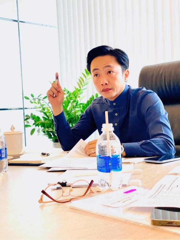 Ở nơi làm việc Cường Đôla mang đúng phong thái người lãnh đạo. Ảnh: FBNV Ở nơi làm việc Cường Đôla mang đúng phong thái người lãnh đạo. Ảnh: FBNV