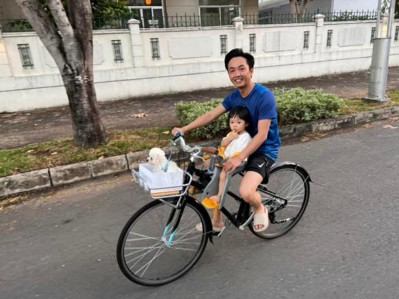 Còn khi về nhà lại là hình ảnh hoàn toàn khác của vị 'đại gia phố núi'. Ảnh: FBNV Còn khi về nhà lại là hình ảnh hoàn toàn khác của vị 'đại gia phố núi'. Ảnh: FBNV