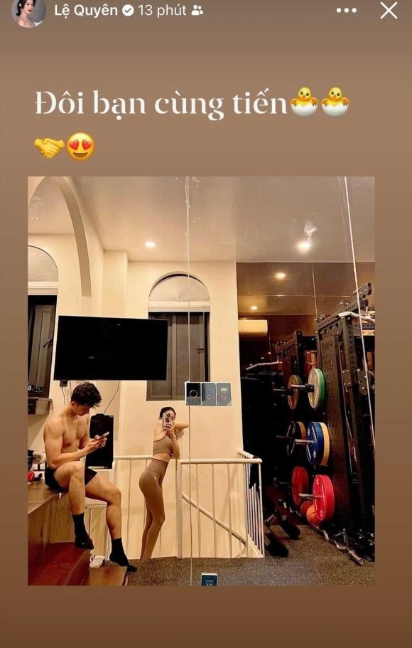 Lâm Bảo Châu cũng hì hục cùng Lệ Quyên luyện tập giữ dáng ngay tại nhà. Ảnh: FBNV