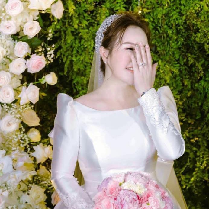 Bà xã Quý Bình hạnh phúc chia sẻ hình ảnh xinh đẹp ngày kết hôn cách đây 1 năm. Ảnh: FBNV Bà xã Quý Bình hạnh phúc chia sẻ hình ảnh xinh đẹp ngày kết hôn cách đây 1 năm. Ảnh: FBNV