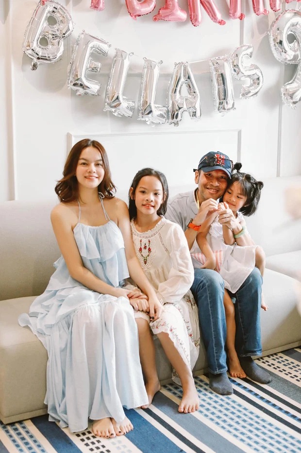 Cả hai giờ đây không ngần ngại chung khung hình trong dịp đặc biệt của các con. Ảnh: FBNV Cả hai giờ đây không ngần ngại chung khung hình trong dịp đặc biệt của các con. Ảnh: FBNV