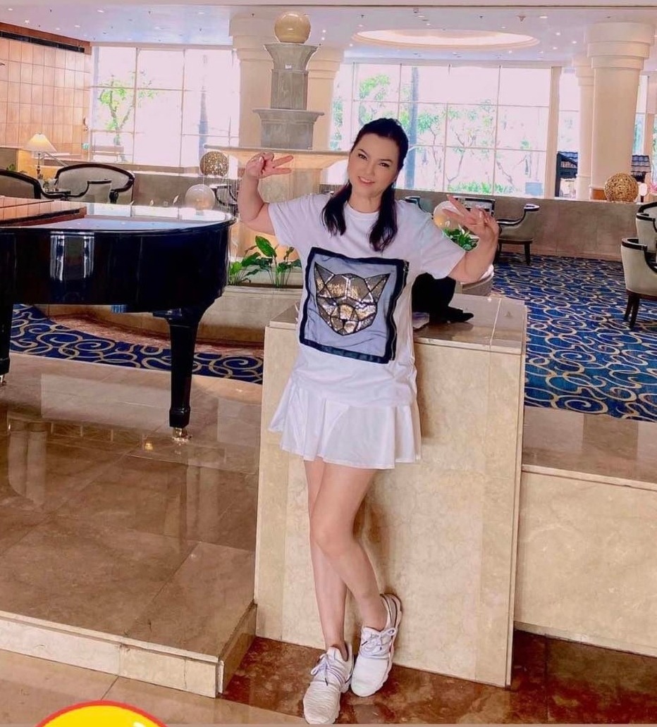 Ca sĩ Phương Loan lên đồ vẫn trẻ trung, rạng ngời trong chuyến hồi hương. Ảnh: FBNV Ca sĩ Phương Loan lên đồ vẫn trẻ trung, rạng ngời trong chuyến hồi hương. Ảnh: FBNV