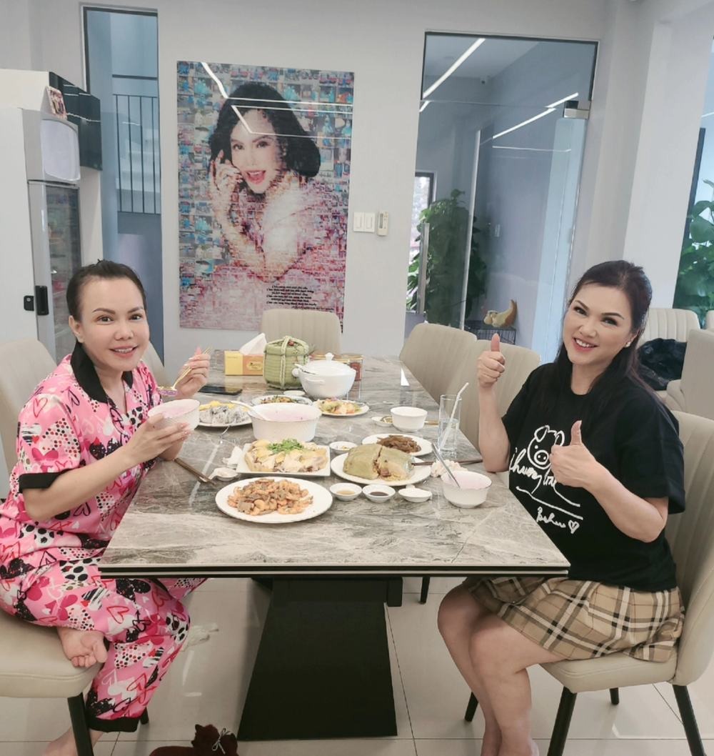 Bà xã Chí Tài được Việt Hương lo chu đáo trong suốt khoảng thời gian ở Việt Nam. Ảnh: FBNV Bà xã Chí Tài được Việt Hương lo chu đáo trong suốt khoảng thời gian ở Việt Nam. Ảnh: FBNV