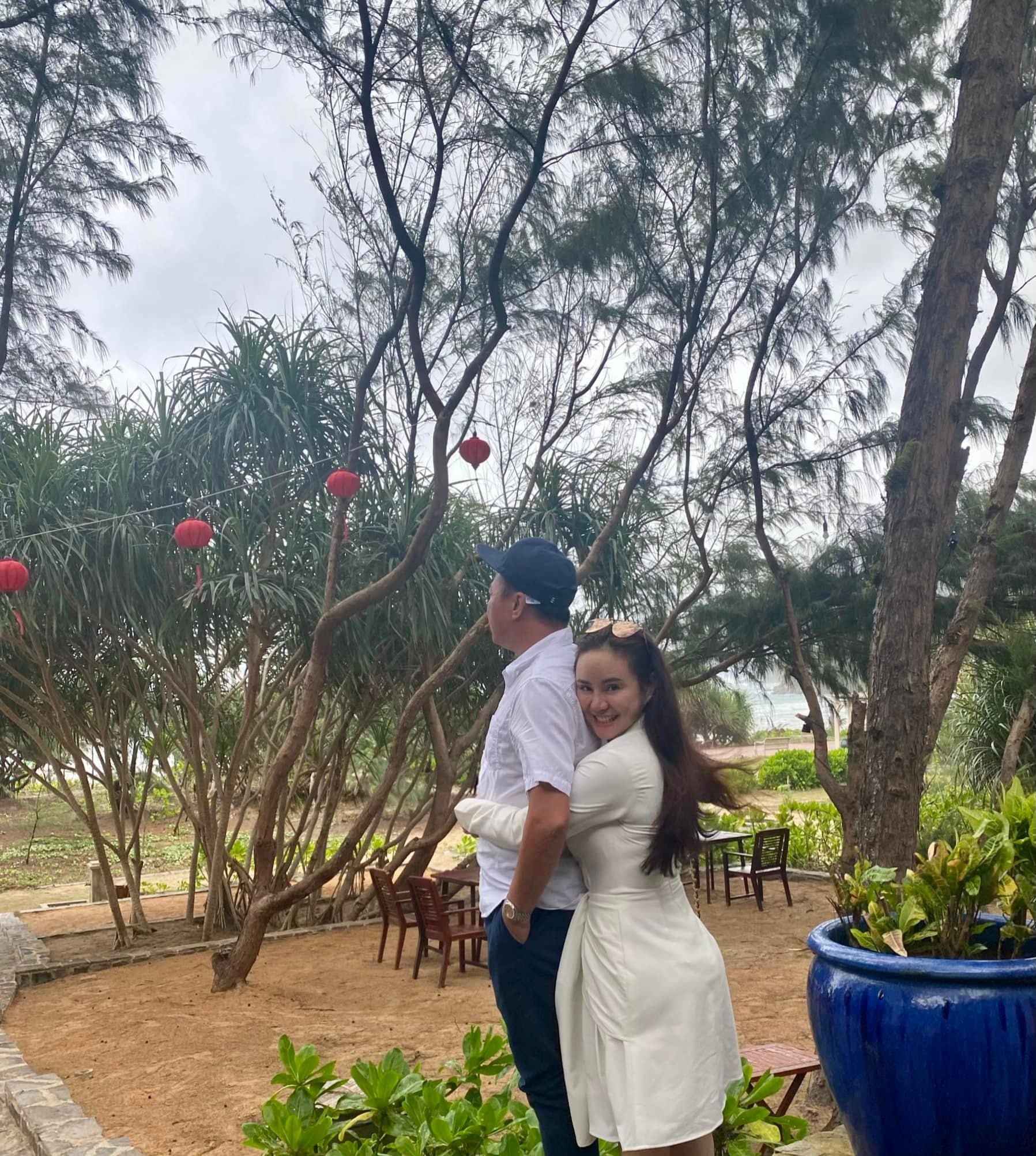 Tình cảm, sự yêu thương của chồng chính là tài sản cực lớn mà Vy Oanh đang sở hữu. Ảnh: FBNV