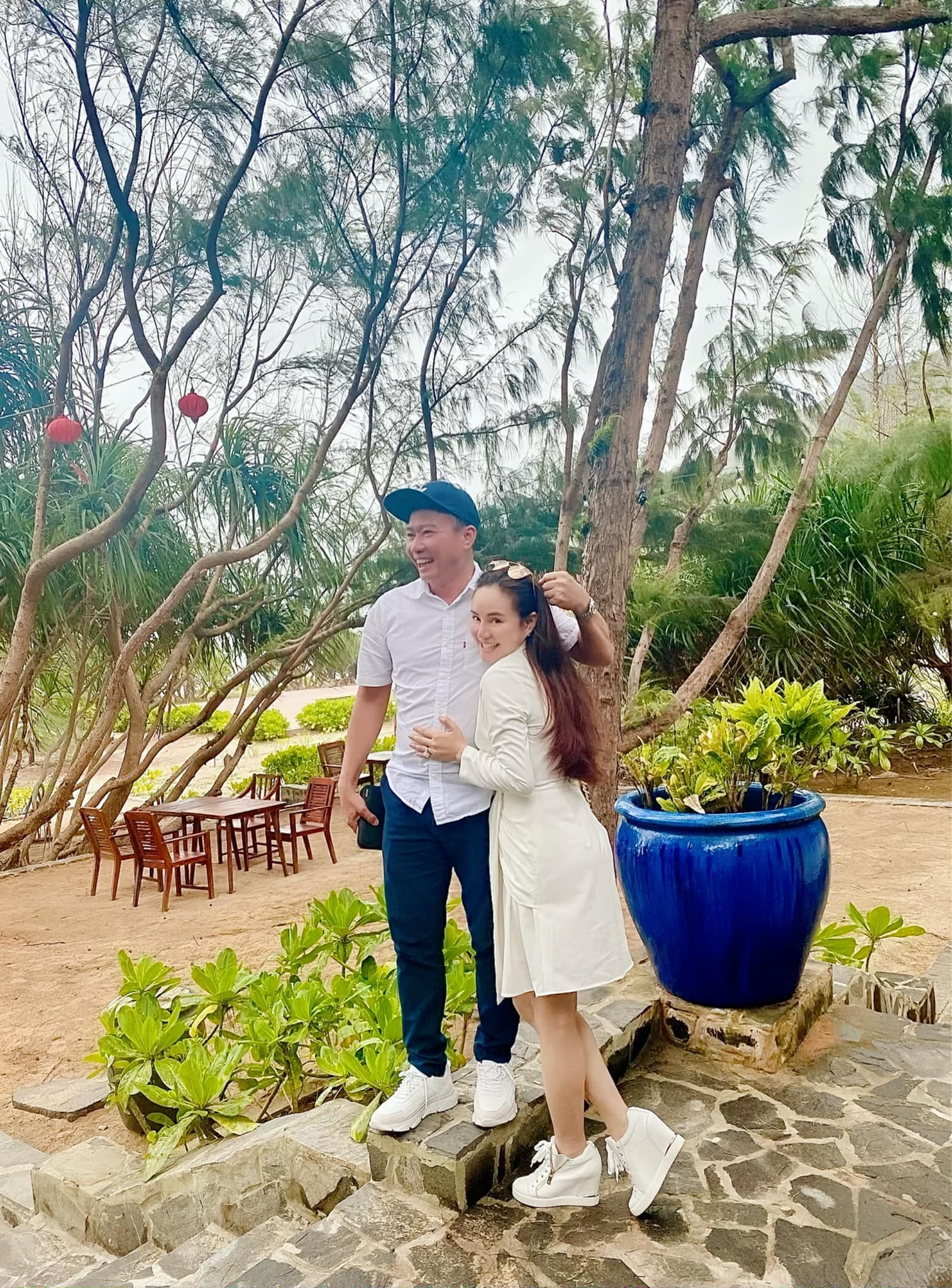 Vy Oanh hạnh phúc bên ông xã. Ảnh: FBNV