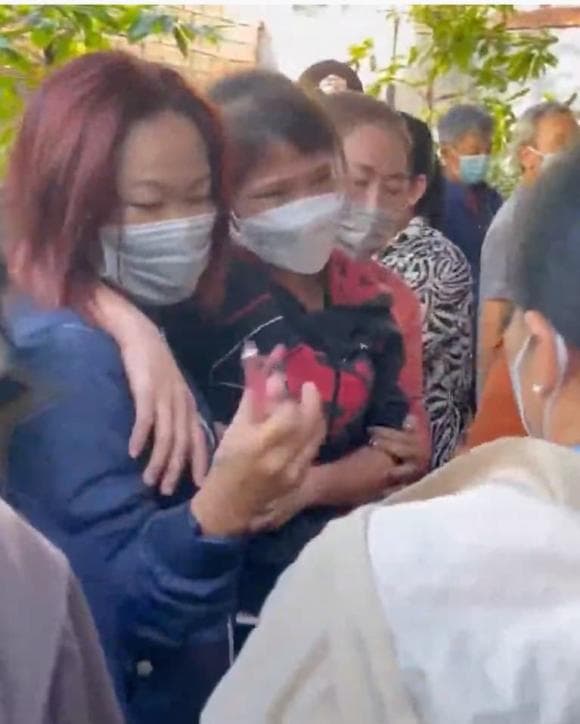 Người nhà Ốc Bảo Bảo suy sụp khi đối diện nỗi mất mát quá lớn. Ảnh: Internet