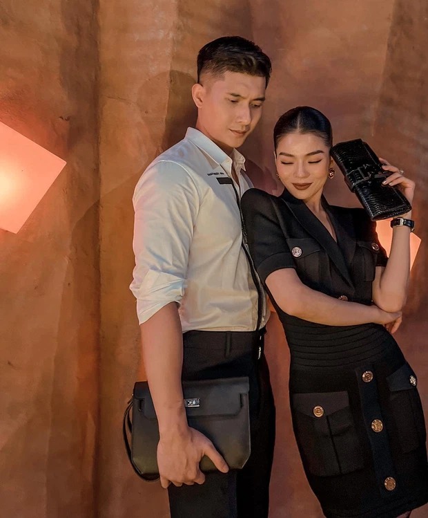 Cặp đôi có những màn tạo dáng chụp ảnh cực 'tình' nhưng cũng không kém phần sang chảnh. Ảnh: FBNV