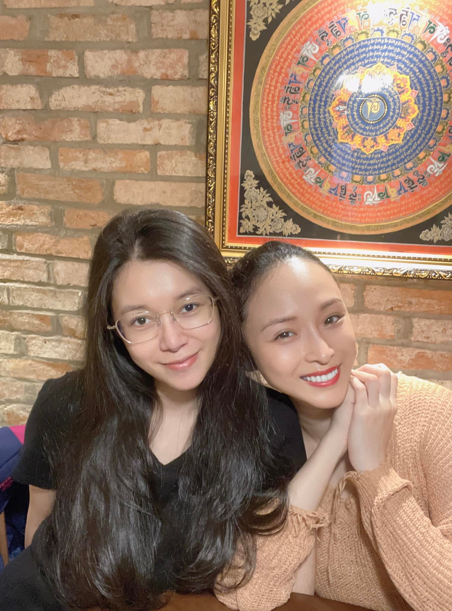 Trương Hồ Phương Nga hạnh phúc khi có người bạn thân bên cạnh chăm sóc ở thời điểm sức khỏe xuống dốc. Ảnh: FBNV