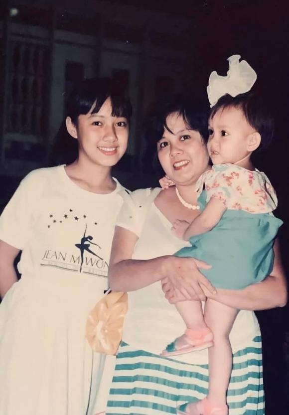 Hoài Anh đăng ảnh thuở nhỏ bên mẹ. Ảnh: FBNV