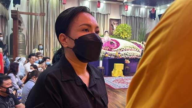 Việt Hương bật khóc, vạch trần thủ đoạn của nhóm người xấu xa khiến cô lâm tình cảnh bi đát - Ảnh 1 Việt Hương bật khóc, vạch trần thủ đoạn của nhóm người xấu xa khiến cô lâm tình cảnh bi đát - Ảnh 1