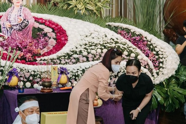 Việt Hương hiện diện trong lễ cầu siêu nghệ sĩ Ngọc Đáng. Ảnh: Internet Việt Hương hiện diện trong lễ cầu siêu nghệ sĩ Ngọc Đáng. Ảnh: Internet