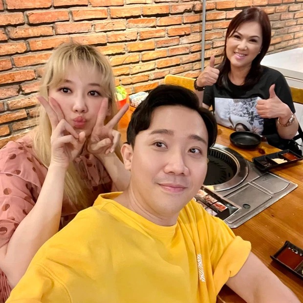 Ca sĩ Phương Loan sắc mặt rạng ngời trong buổi gặp gỡ đàn em thân thiết. Ảnh: FBNV Ca sĩ Phương Loan sắc mặt rạng ngời trong buổi gặp gỡ đàn em thân thiết. Ảnh: FBNV
