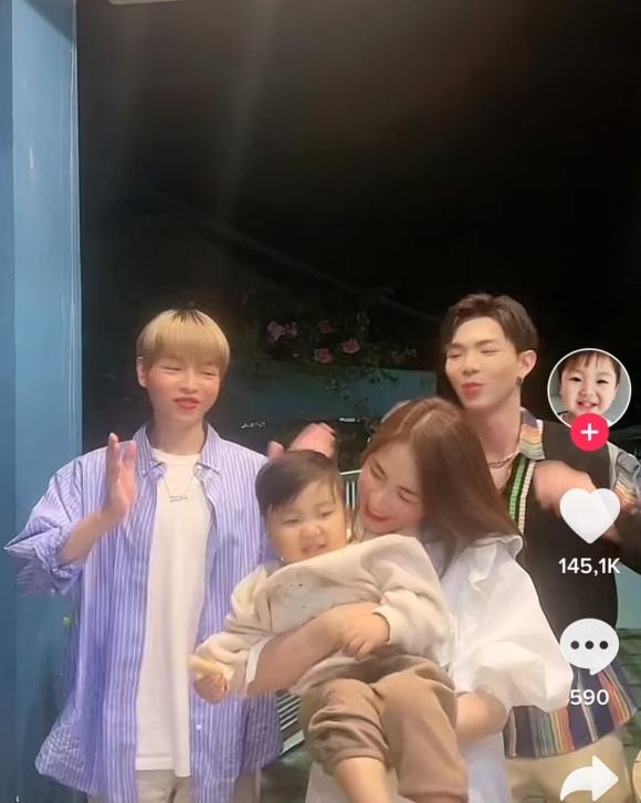 Hòa Minzy vui tươi trong ngày hội ngộ gia đình Hoa dâm bụt. Ảnh: Chụp màn hình Hòa Minzy vui tươi trong ngày hội ngộ gia đình Hoa dâm bụt. Ảnh: Chụp màn hình