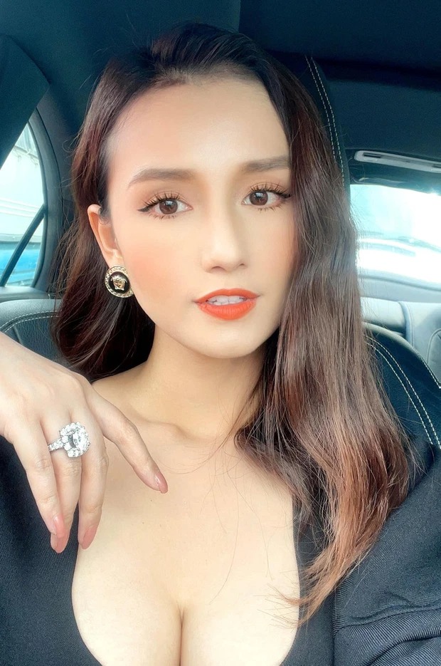 Không thua kém Quỳnh Nga, 'vợ mới' Việt Anh khiến dân tình ná thở khi tung ảnh selfie - Ảnh 1 Không thua kém Quỳnh Nga, 'vợ mới' Việt Anh khiến dân tình ná thở khi tung ảnh selfie - Ảnh 1