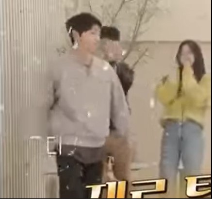 Song Joong Ki gây xôn xao với khoảnh khắc khiếm nhã ngay sau khi vợ cũ Song Hye Kyo vướng nghi vấn hẹn hò 3 Song Joong Ki gây xôn xao với khoảnh khắc khiếm nhã ngay sau khi vợ cũ Song Hye Kyo vướng nghi vấn hẹn hò 3