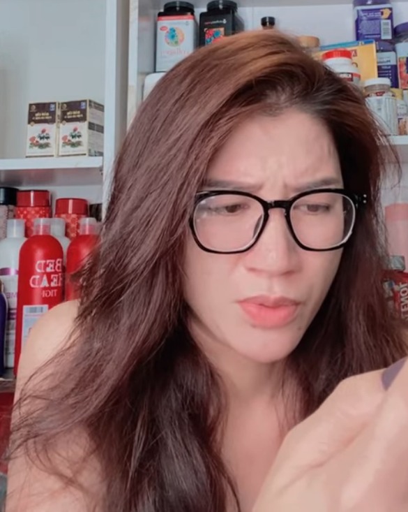 Trang Trần livestream bày tỏ quan điểm của mình về ồn ào liên quan đến gia đình Xuân Bắc. Ảnh: Chụp màn hình Trang Trần livestream bày tỏ quan điểm của mình về ồn ào liên quan đến gia đình Xuân Bắc. Ảnh: Chụp màn hình