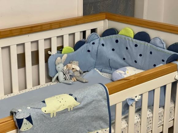 Quý Bình khoe không gian mới trang trí của thiên thần nhỏ. Ảnh: FBNV