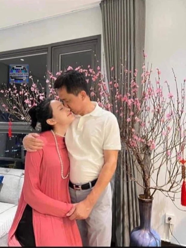 Sao Việt 21/3: Rò rỉ ảnh tình cảm của Hiền Hồ và vị đại gia, Siu Black bị đồng nghiệp 'vạch' bản chất thật - Ảnh 1 Sao Việt 21/3: Rò rỉ ảnh tình cảm của Hiền Hồ và vị đại gia, Siu Black bị đồng nghiệp 'vạch' bản chất thật - Ảnh 1