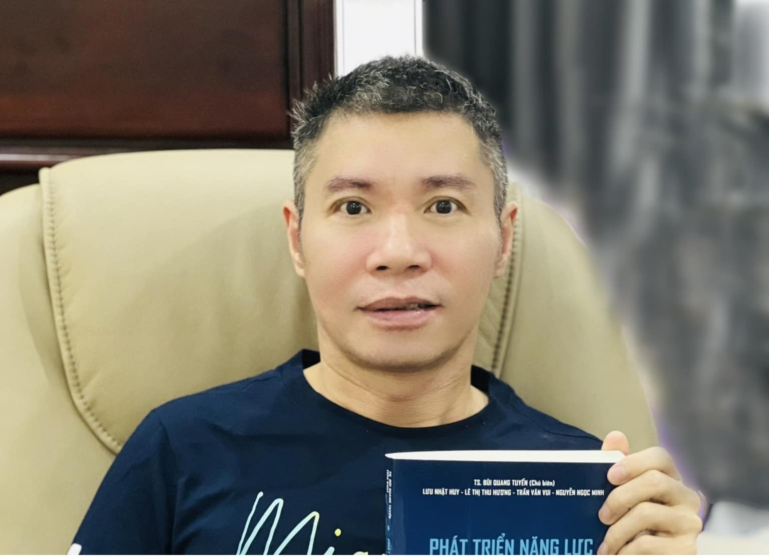 Công Lý khiến nhiều người bất ngờ khi lộ diện sau thời gian dài vắng bóng trên sân khấu - Ảnh 2