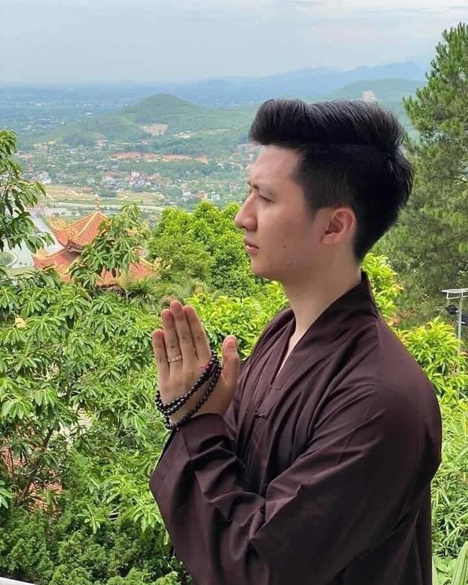 4 sao Việt vướng thị phi 'tình tiền' lựa chọn hóa giải ồn ào bằng cách chắp tay nguyện cầu nơi chốn linh thiêng 7
