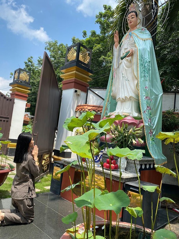 4 sao Việt vướng thị phi 'tình tiền' lựa chọn hóa giải ồn ào bằng cách chắp tay nguyện cầu nơi chốn linh thiêng 3