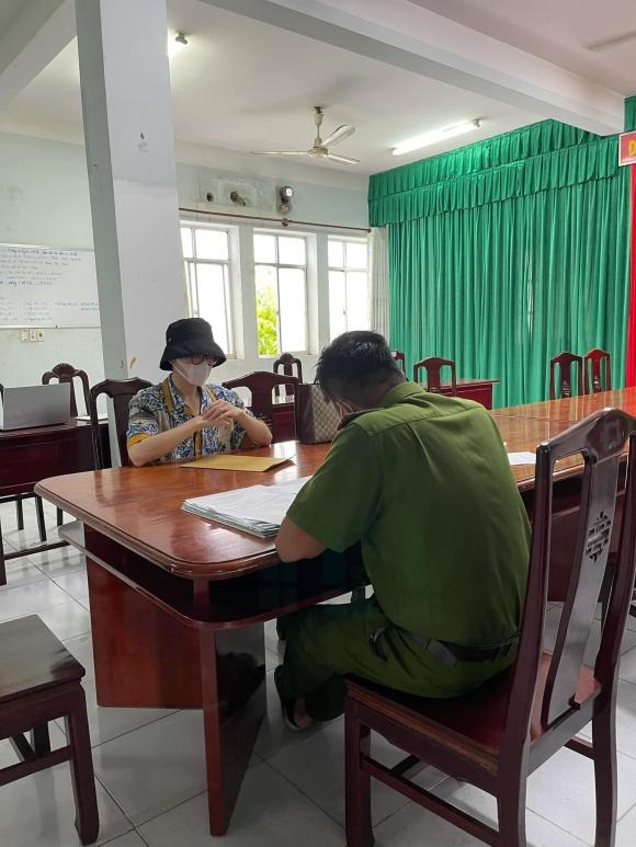 Đức Phúc lập tức đến trình báo cơ quan chức năng. Ảnh: FBNV Đức Phúc lập tức đến trình báo cơ quan chức năng. Ảnh: FBNV