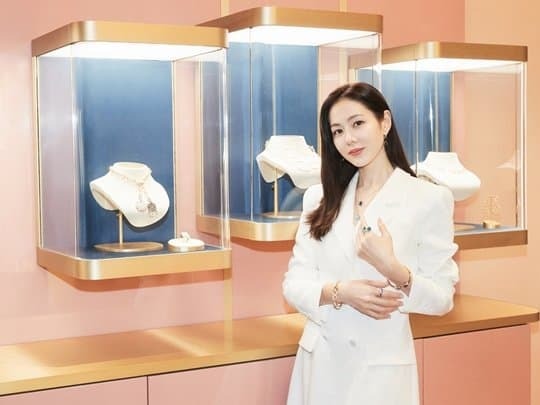 Còn 1 tuần nữa kết hôn với Hyun Bin, Son Ye Jin vẫn thảnh thời thu hút sự chú ý của dân tình - Ảnh 2 Còn 1 tuần nữa kết hôn với Hyun Bin, Son Ye Jin vẫn thảnh thời thu hút sự chú ý của dân tình - Ảnh 2