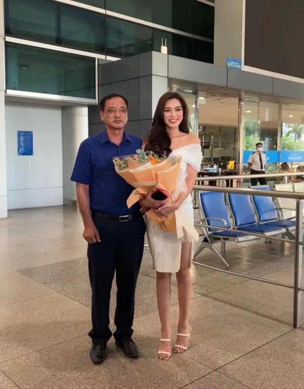 Hoàn thành sứ mệnh tại Miss World 2021, nhan sắc Đỗ Thị Hà gây chú ý trong ngày trở về quê hương - Ảnh 1 Hoàn thành sứ mệnh tại Miss World 2021, nhan sắc Đỗ Thị Hà gây chú ý trong ngày trở về quê hương - Ảnh 1