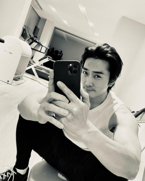 Vẻ nam tính theo thời gian của Song Seung Hun khiến bao người mê đắm. Ảnh: IG Vẻ nam tính theo thời gian của Song Seung Hun khiến bao người mê đắm. Ảnh: IG