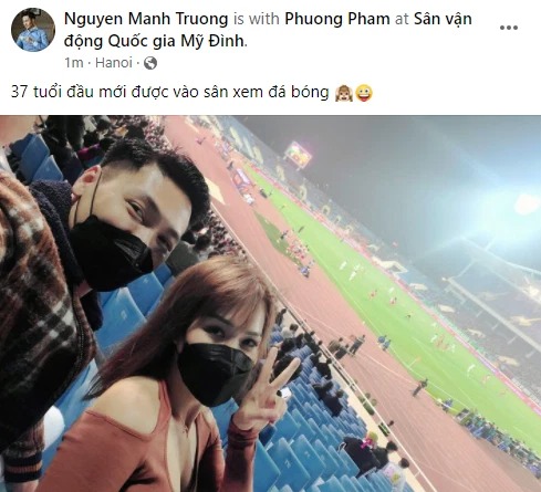 Mạnh Trường háo hức check-in sân vận động Mỹ Đình bên cạnh bà xã. Ảnh: FBNV Mạnh Trường háo hức check-in sân vận động Mỹ Đình bên cạnh bà xã. Ảnh: FBNV