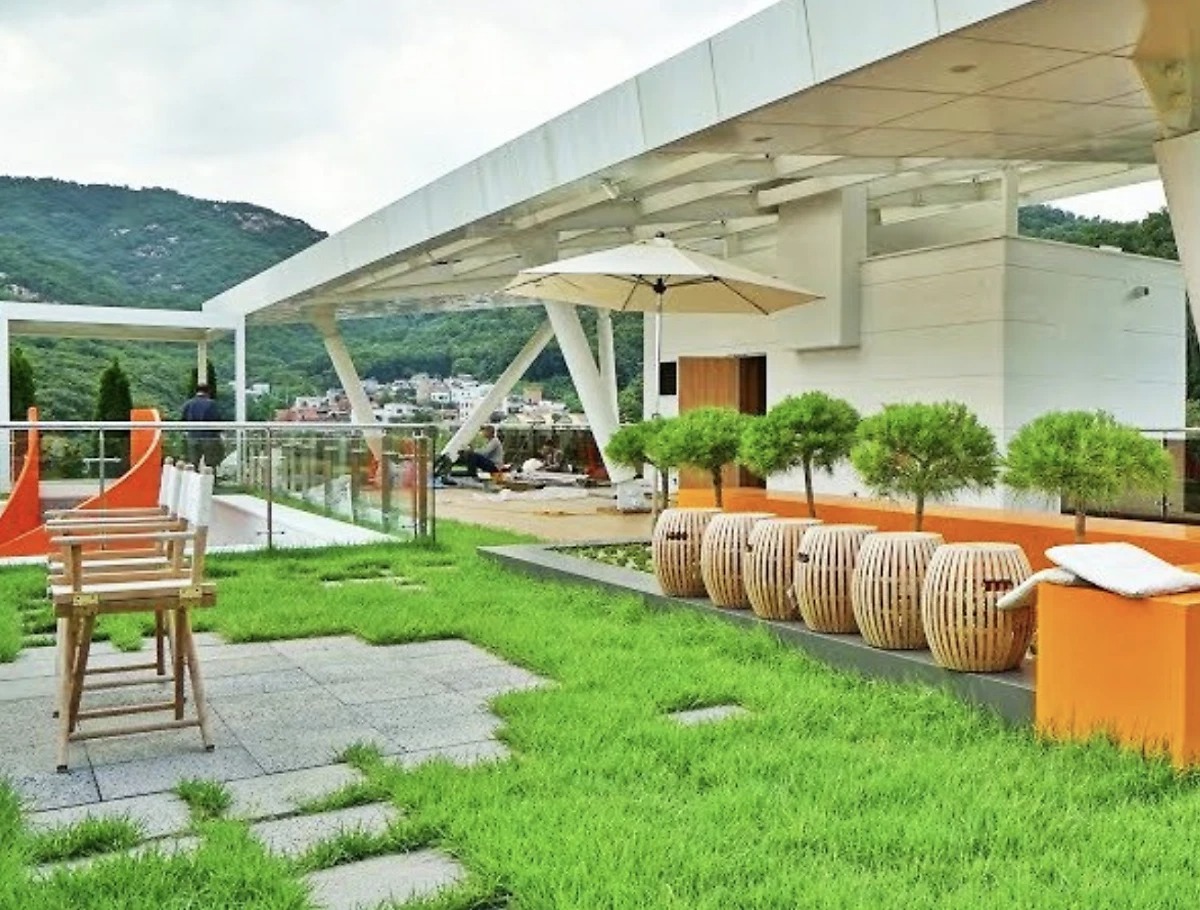 Không gian sân vườn đầy đủ đúng theo sở thích của Son Ye Jin. Ảnh: Internet