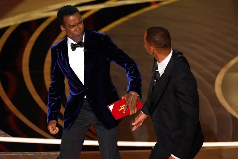 Will Smith thẳng tay 'đi đường quyền' với người đồng nghiệp trên sân khấu. Ảnh: Internet Will Smith thẳng tay 'đi đường quyền' với người đồng nghiệp trên sân khấu. Ảnh: Internet