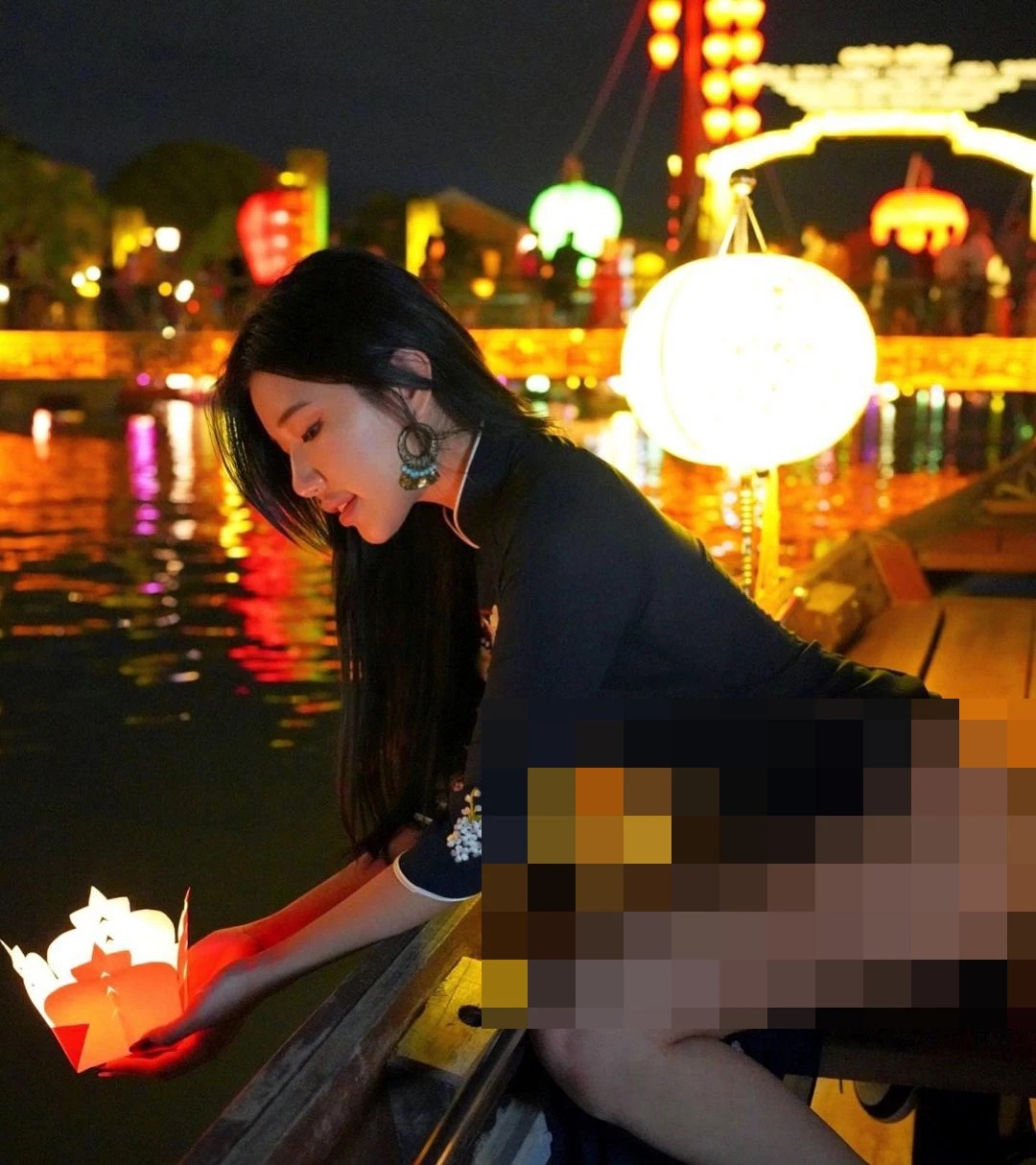Danh tính nữ du khách tạo dáng phản cảm ở Hội An: Người mẫu 17 triệu lượt theo dõi, độ hở bạo vô đối 2 Danh tính nữ du khách tạo dáng phản cảm ở Hội An: Người mẫu 17 triệu lượt theo dõi, độ hở bạo vô đối 2