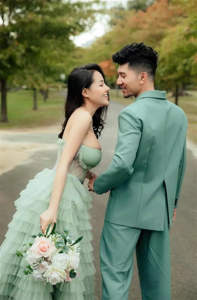 Váy cưới của cô dâu vô cùng táo bạo. Ảnh: FBNV Váy cưới của cô dâu vô cùng táo bạo. Ảnh: FBNV