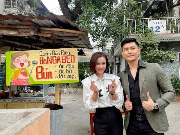 Huyền Lizzie chụp ảnh hậu trường với Lâm Bảo Châu. Ảnh: FBNV Huyền Lizzie chụp ảnh hậu trường với Lâm Bảo Châu. Ảnh: FBNV