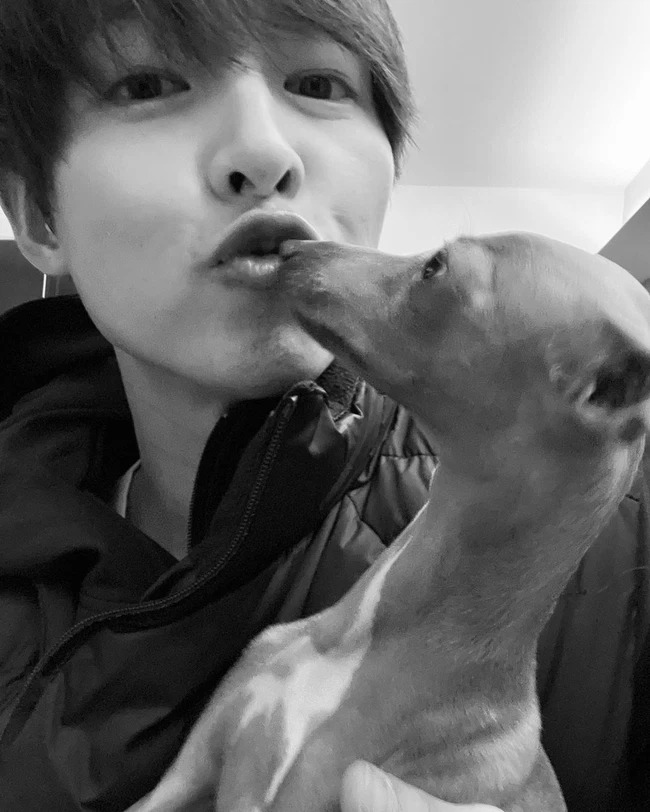 Song Joong Ki dành nụ hôn của mình cho một nhân vật đặc biệt. Ảnh: Internet Song Joong Ki dành nụ hôn của mình cho một nhân vật đặc biệt. Ảnh: Internet