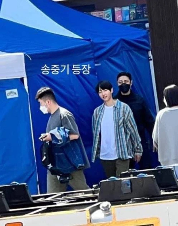 3 năm ly hôn Song Hye Kyo, Song Joong Ki bất ngờ lộ diện với ngoại hình 'trẻ trâu' chưa từng thấy - Ảnh 1