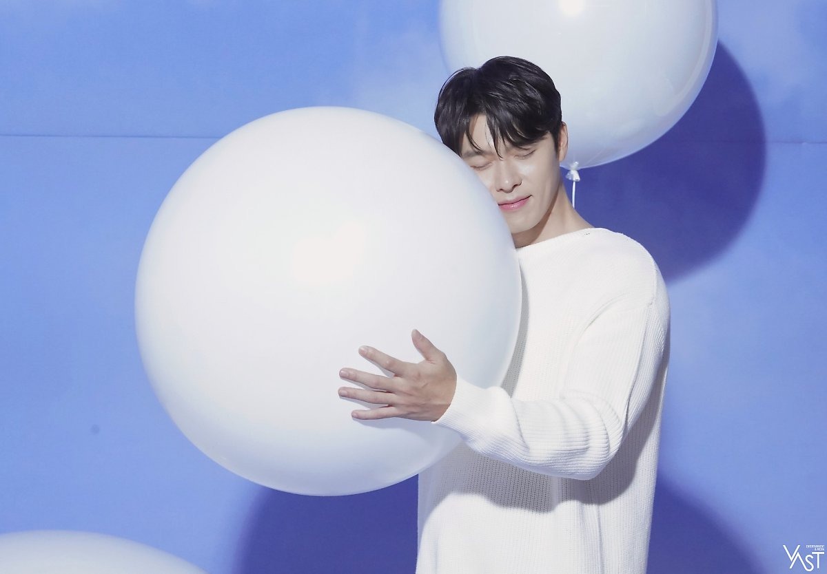 Hình ảnh mới nhất của Hyun Bin được công ty tung ra. Ảnh: Internet