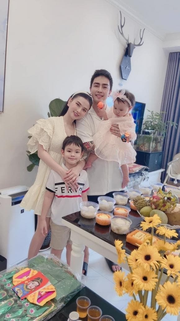 Thu Thủy đang có cuộc sống hạnh phúc bên chồng trẻ Kin Nguyễn. Ảnh: FBNV Thu Thủy đang có cuộc sống hạnh phúc bên chồng trẻ Kin Nguyễn. Ảnh: FBNV