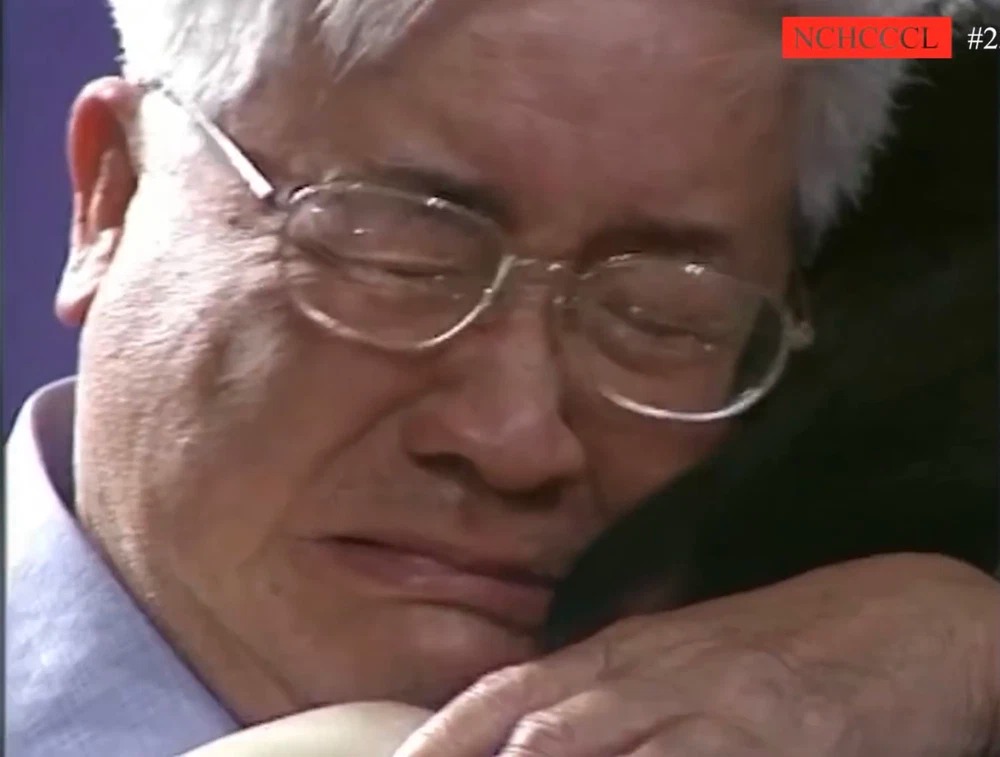 Cuộc hội ngộ đẫm nước mắt của bà Phương, ông Quang với cô con gái sau gần nửa thế kỷ xa cách. Ảnh: Internet