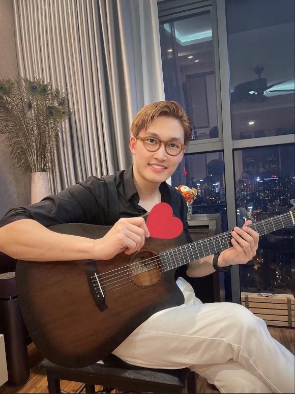 Giờ đây, Đình Tú đã có màn 'rửa phèn' thành công khi là một trong những nam thần được nhiều người yêu mến của màn ảnh Việt. Ảnh: FBNV Giờ đây, Đình Tú đã có màn 'rửa phèn' thành công khi là một trong những nam thần được nhiều người yêu mến của màn ảnh Việt. Ảnh: FBNV