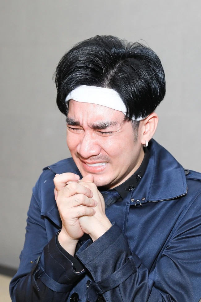 Quang Hà đau đớn báo hung tin. Ảnh: FBNV Quang Hà đau đớn báo hung tin. Ảnh: FBNV