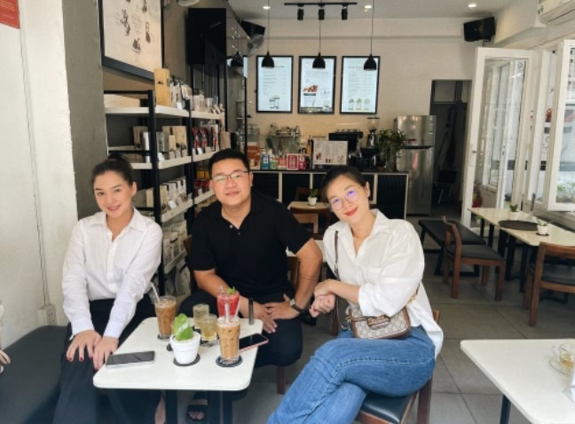 Vợ cũ Duy Nhân (ngoài cùng bên trái) nhan sắc vẫn xinh đẹp sau quá khứ đau thương. Ảnh: FBNV Vợ cũ Duy Nhân (ngoài cùng bên trái) nhan sắc vẫn xinh đẹp sau quá khứ đau thương. Ảnh: FBNV