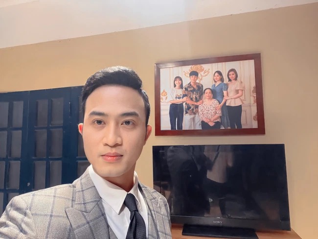 Hình ảnh bảnh bao mới nhất của Doãn Quốc Đam khi đang ghi hình Thương ngày nắng về phần 2. Ảnh: FBNV Hình ảnh bảnh bao mới nhất của Doãn Quốc Đam khi đang ghi hình Thương ngày nắng về phần 2. Ảnh: FBNV
