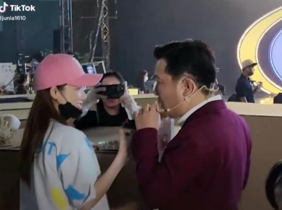 'Tóm sống' khoảnh khắc riêng tư của vợ chồng Nhã Phương, hành động của Trường Giang khiến ai nấy 'đứng hình' - Ảnh 1 'Tóm sống' khoảnh khắc riêng tư của vợ chồng Nhã Phương, hành động của Trường Giang khiến ai nấy 'đứng hình' - Ảnh 1